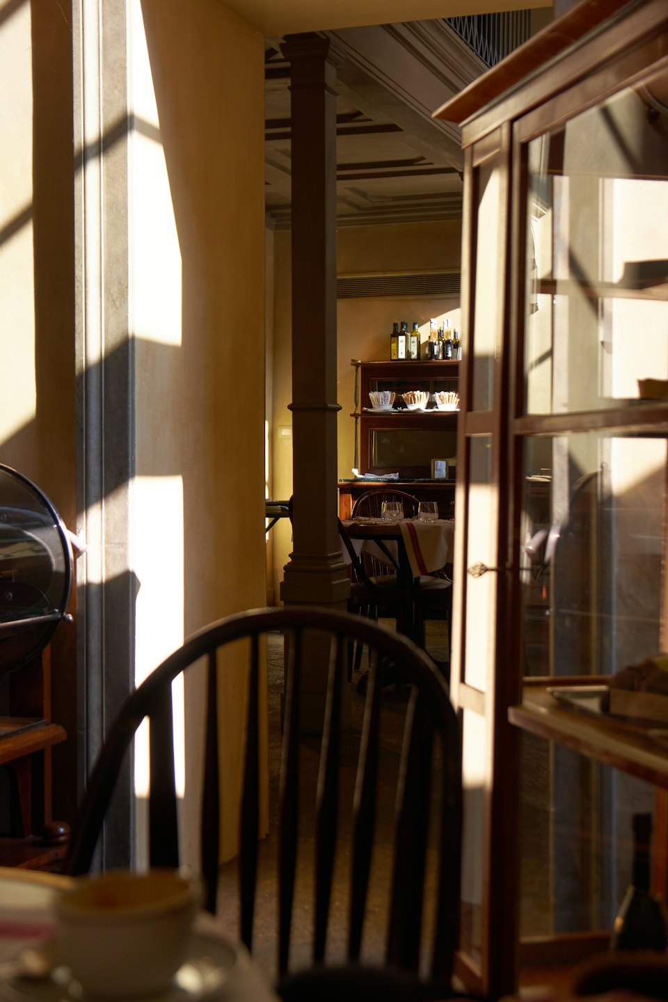 Stoliki i krzesła ustawione w tradycyjnej, słonecznej restauracji.